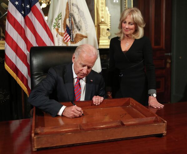 Вице-президент США Джо Байден с супругой Джилл в своем кабинете в Белом доме в Вашингтоне 