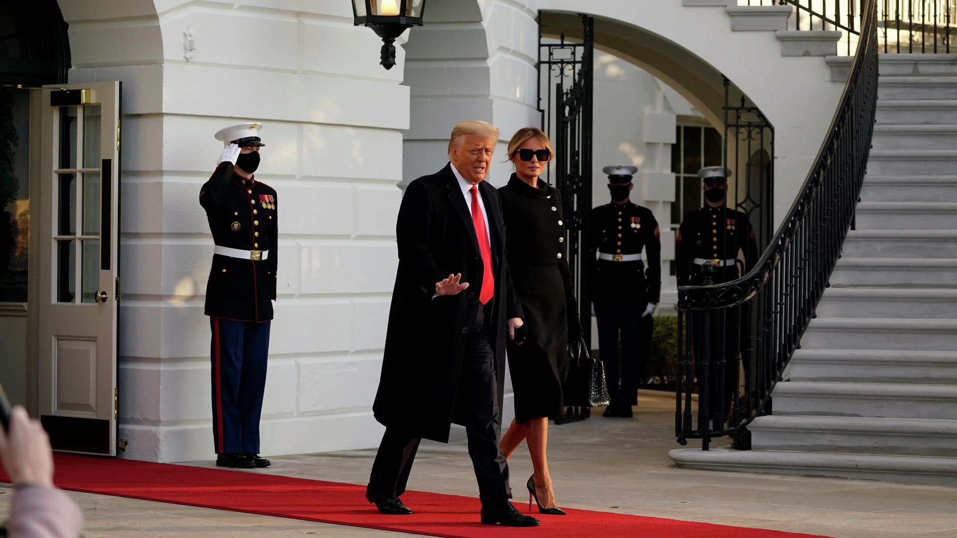 Президент США Дональд Трамп и его супруга Меланья покидают Белый дом - РИА Новости, 1920, 31.03.2021