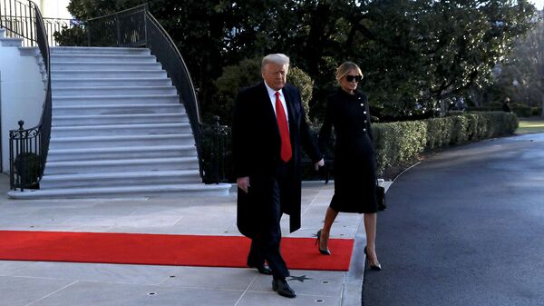 Президент США Дональд Трамп и его супруга Меланья покидают Белый дом