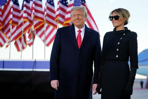 Президент США Дональд Трамп и первая леди Мелания Трамп во время выступления на базе Эндрюс, штат Мэриленд