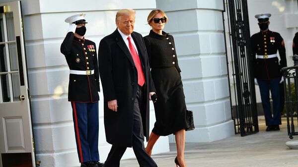 Президент США Дональд Трамп и его супруга Меланья покидают Белый дом