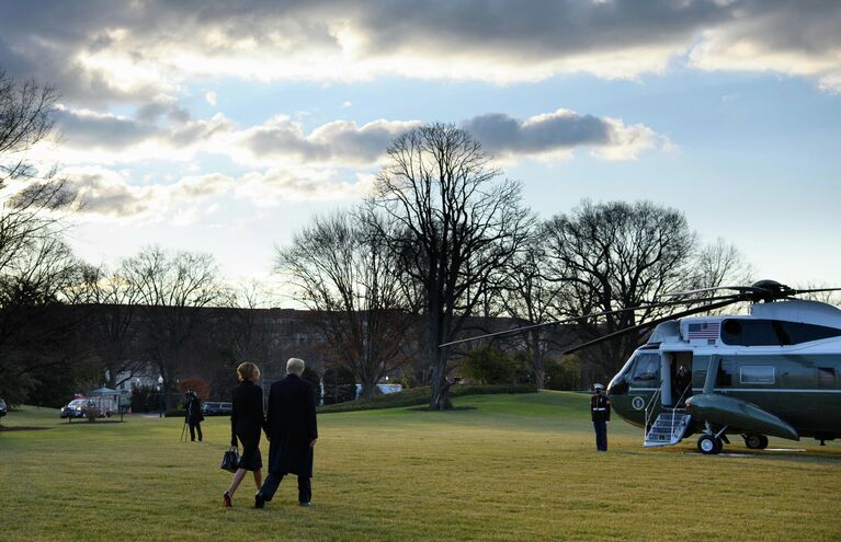 Президент США Дональд Трамп и его супруга Меланья покидают Белый дом