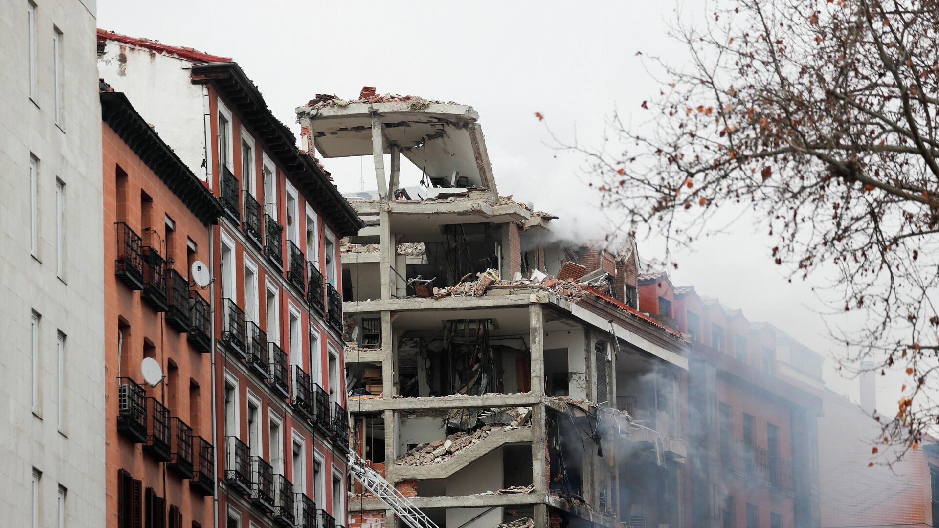 Разрушенное в результате взрыва здание в Мадриде - РИА Новости, 1920, 20.01.2021