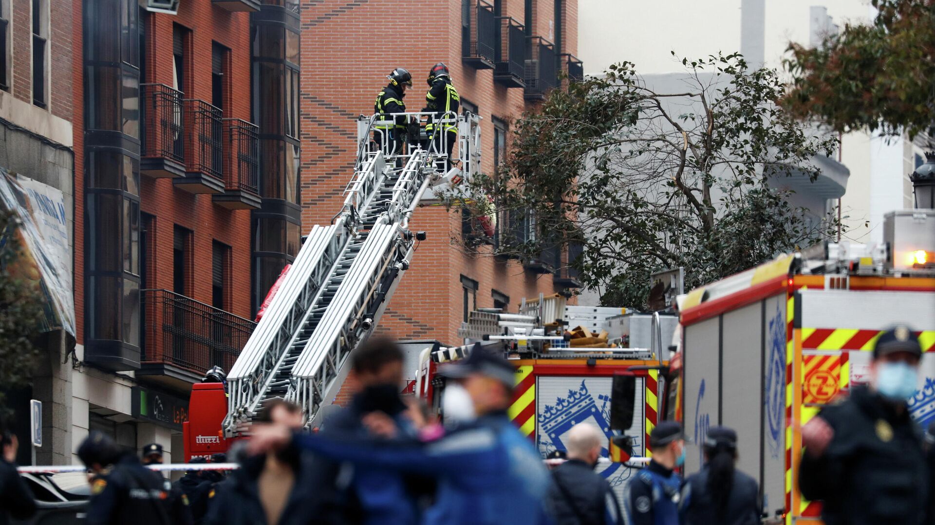 Пожарные на месте взрыва здания в Мадриде - РИА Новости, 1920, 20.01.2021