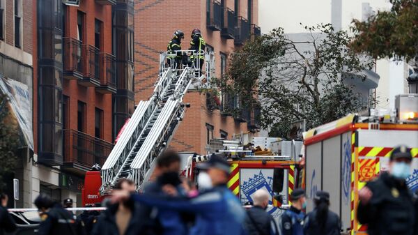 Пожарные на месте взрыва здания в Мадриде