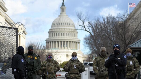 Сотрудники Национальной гвардии, полиции и ФБР на контрольно-пропускном пункте возле здания Капитолия в Вашингтоне перед началом инаугурации избранного президента США Джо Байдена