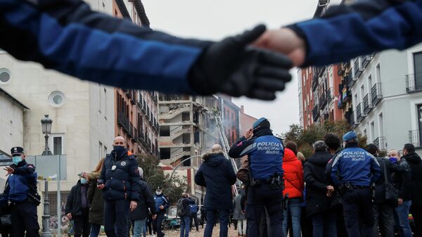 Пожарные и представители СМИ на месте взрыва здания в Мадриде