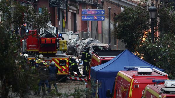 Пожарные на месте взрыва здания в Мадриде