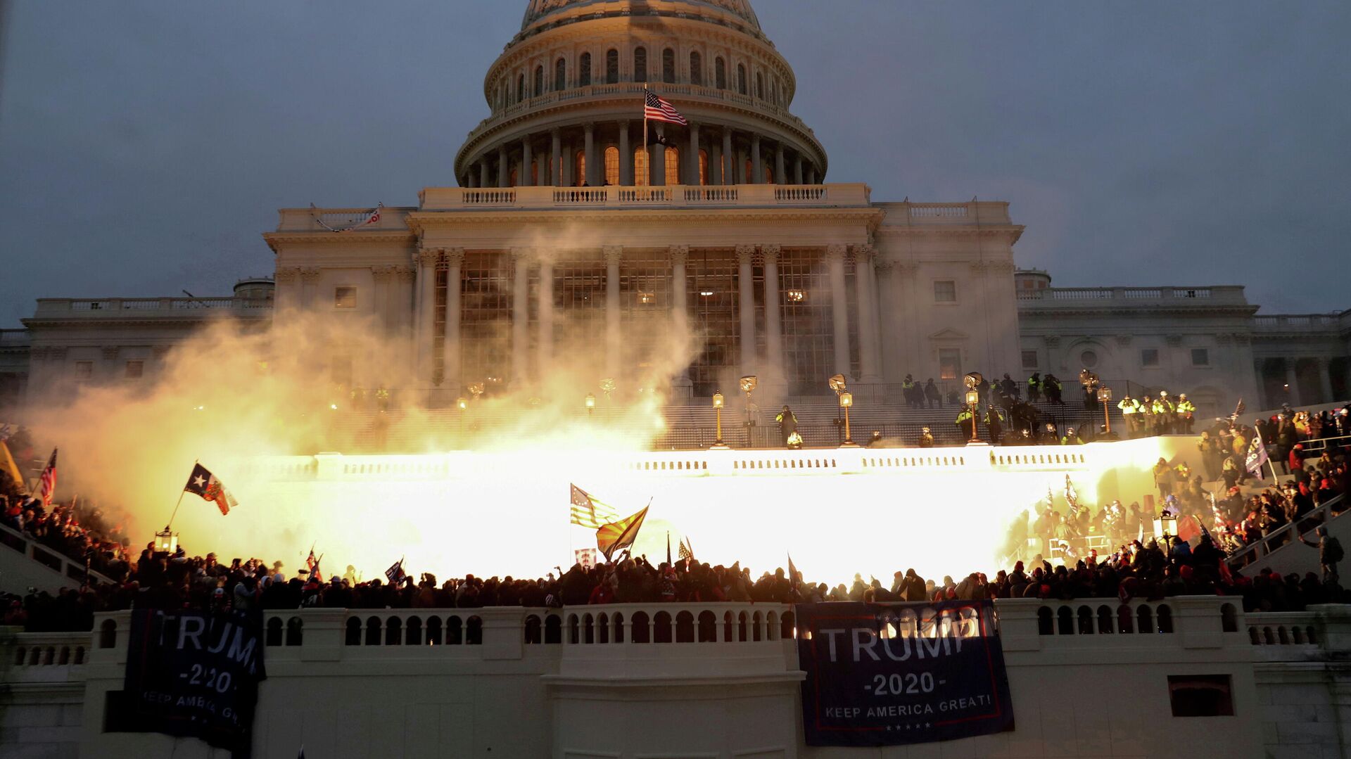Акция протеста сторонников Дональда Трампа в Вашингтоне - РИА Новости, 1920, 21.01.2021