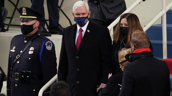 Вице-президент США Майк Пенс и его жена Карен прибывают на инаугурацию Джо Байдена