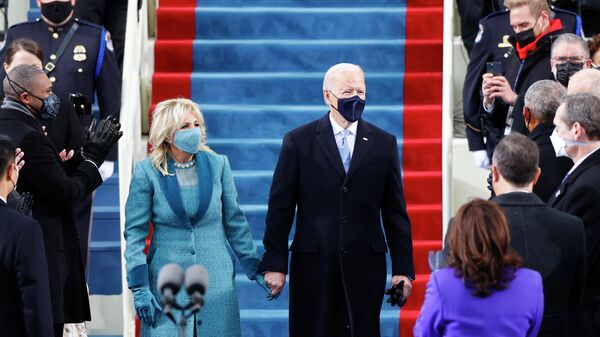 Избранный президент США Джо Байден и его супруга Джилл перед началом инаугурации в Вашингтоне