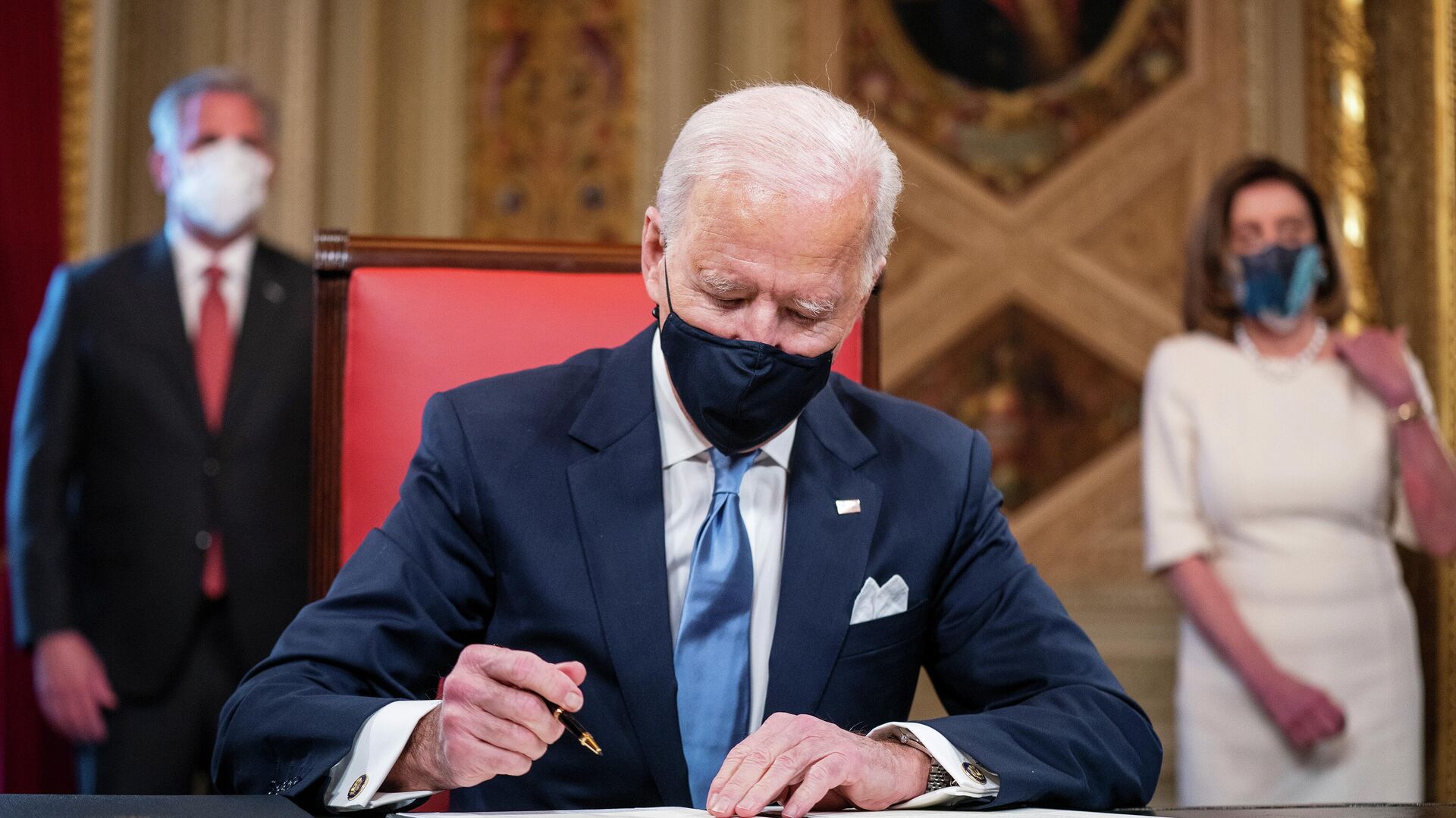 Президент США Джо Байден подписывает документы в Президентской комнате Капитолия США после церемонии инаугурации - РИА Новости, 1920, 22.01.2021