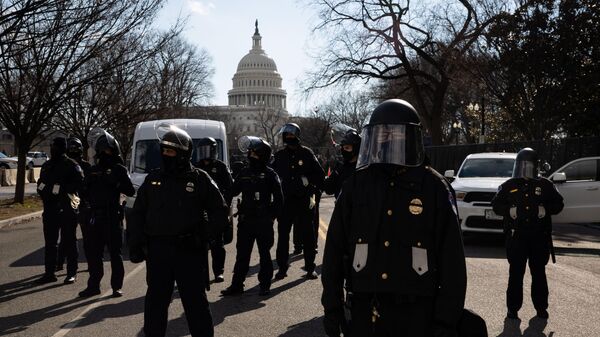 Полицейские у здания Капитолия США во время инаугурации избранного президента Джо Байдена в Вашингтоне