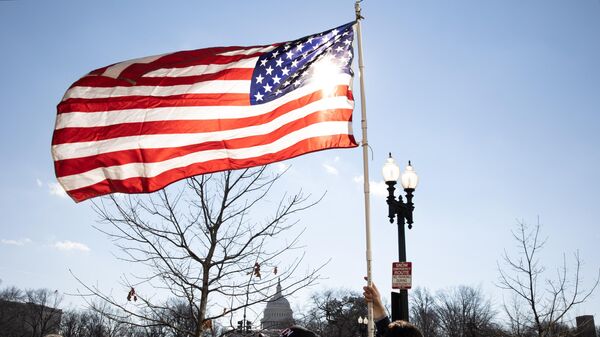 Американский флаг возле здания Капитолия США во время инаугурации избранного президента Джо Байдена