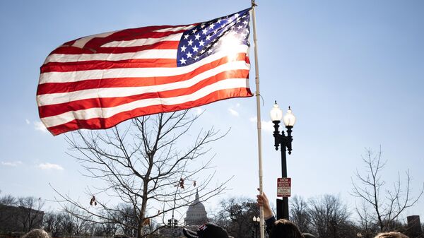 Американский флаг возле здания Капитолия США