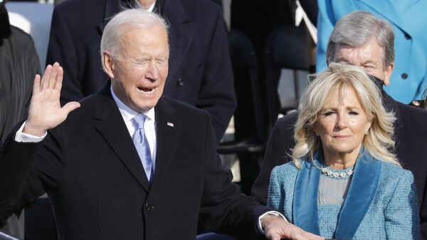 Избранный президент США Джозеф Байден с супругой Джилл во время присяги