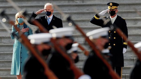 Президент США Джо Байден и первая леди Джилл Байден перед парадом в День инаугурации в Вашингтоне, США