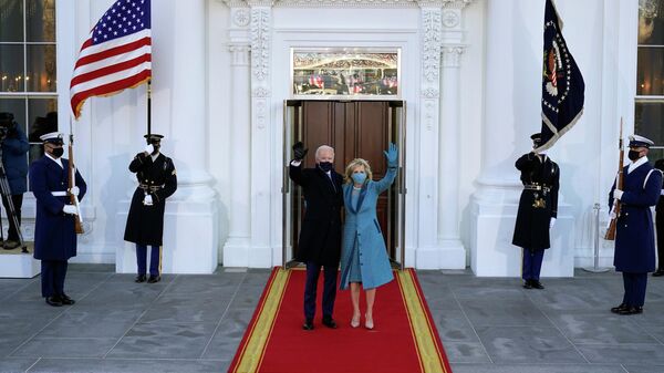 Президент США Джо Байден и первая леди Джилл Байден возле Белого дома в Вашингтоне, округ Колумбия