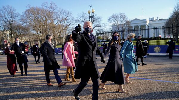 Президент США Джо Байден и первая леди Джилл Байден в сопровождении Президентский эскорта идут в Белый дом после 59-й президентской инаугурации в Вашингтоне 