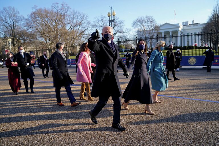 Президент США Джо Байден и первая леди Джилл Байден в сопровождении Президентский эскорта идут в Белый дом после 59-й президентской инаугурации в Вашингтоне 