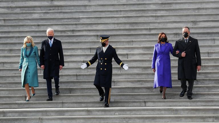 Президент США Джо Байден, первая леди Джилл Байден, вице-президент Камала Харрис и ее муж Дуг Эмхофф спускаются по лестнице после церемонии инаугурации в Вашингтоне