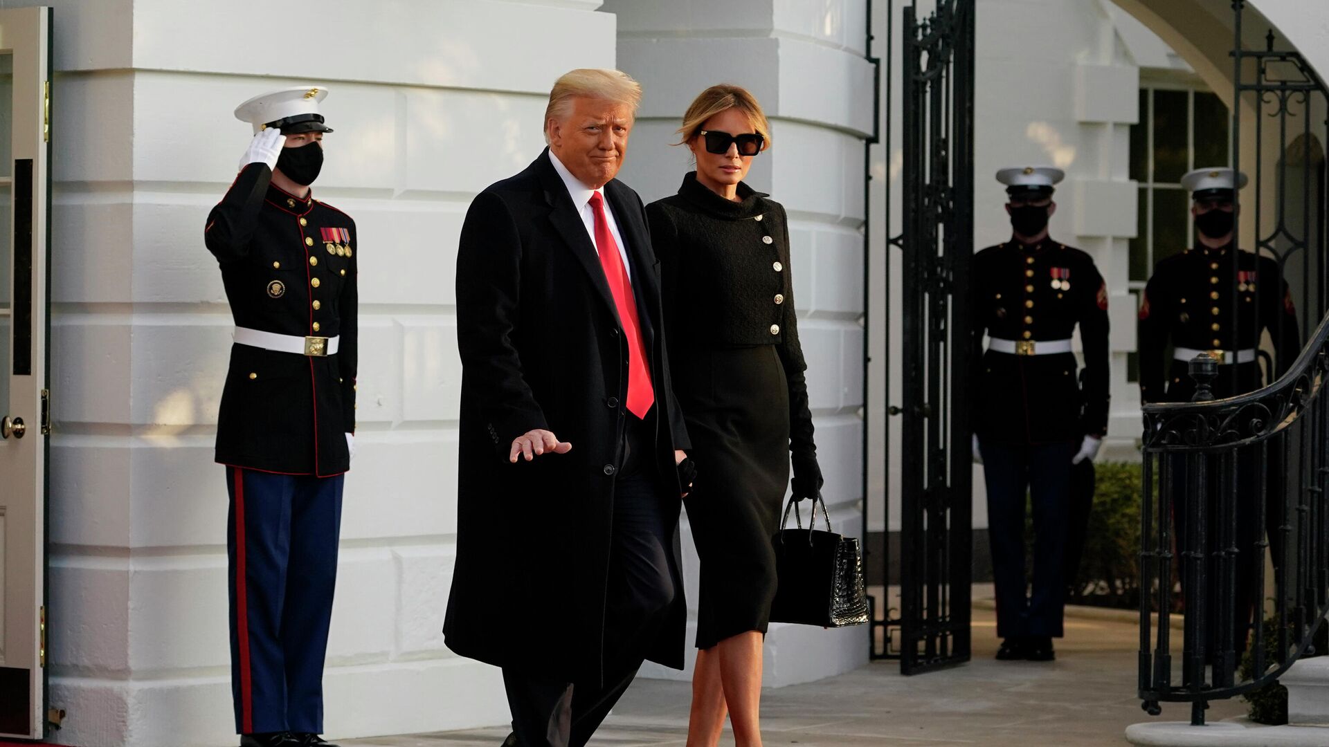 Президент США Дональд Трамп и его супруга Меланья покидают Белый дом - РИА Новости, 1920, 27.01.2021
