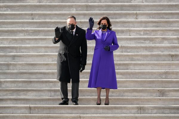 Вице-президент Камала Харрис и ее муж Дуг Эмхофф после церемонии инаугурации президента Джо Байдена