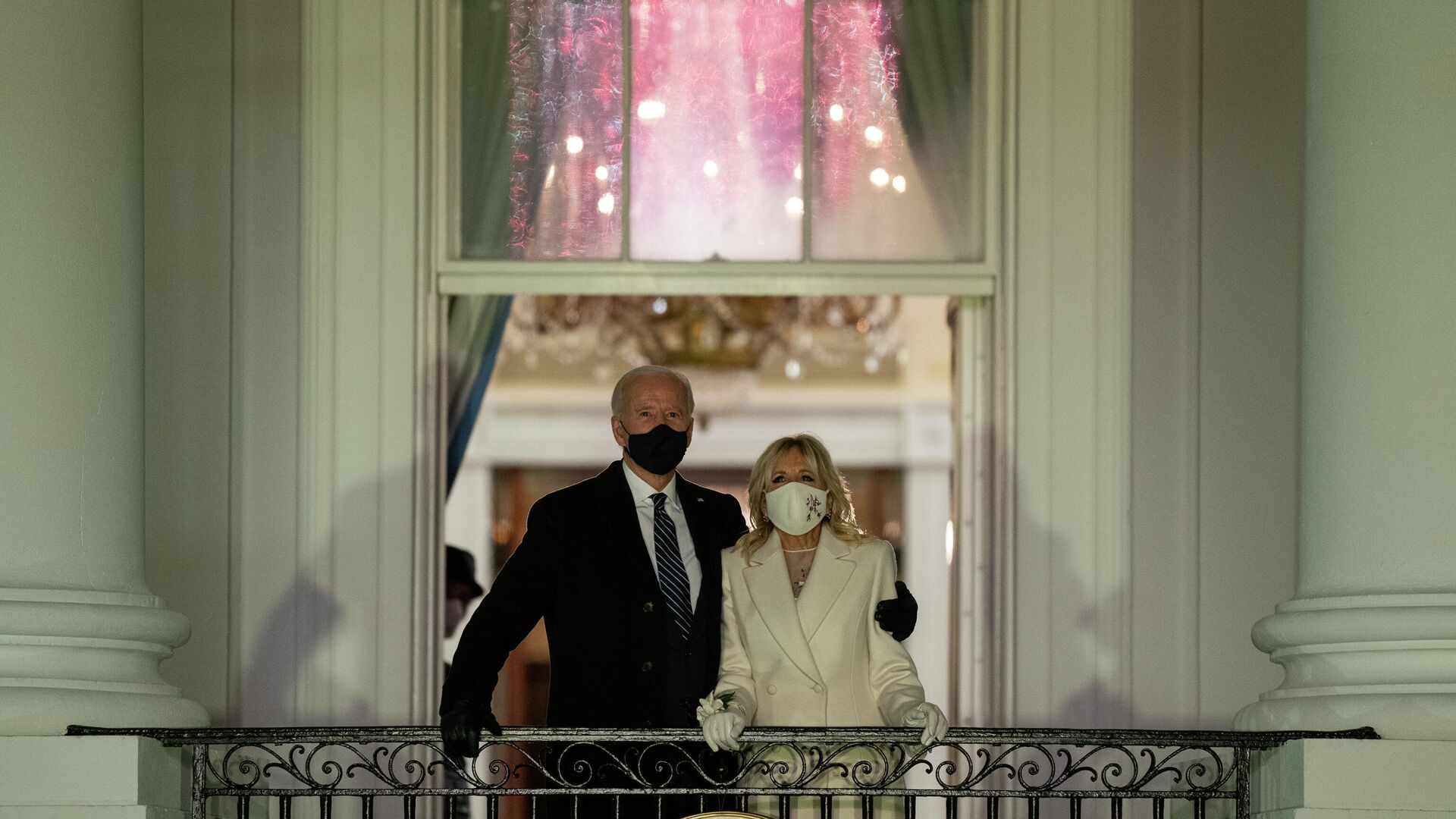 Президент США Джо Байден и первая леди Джилл Байден смотрят фейерверк с балкона Белого дома - РИА Новости, 1920, 21.01.2021