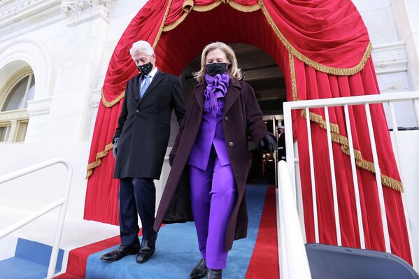 Бывший президент США Билл Клинтон и его жена Хиллари Клинтон перед инаугурацией Джо Байдена