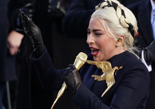 Леди Гага поет Национальный гимн США во время инаугурации Джо Байдена