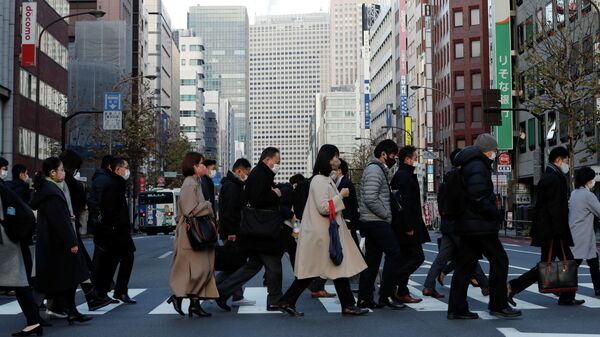 Прохожие на улице в Токио