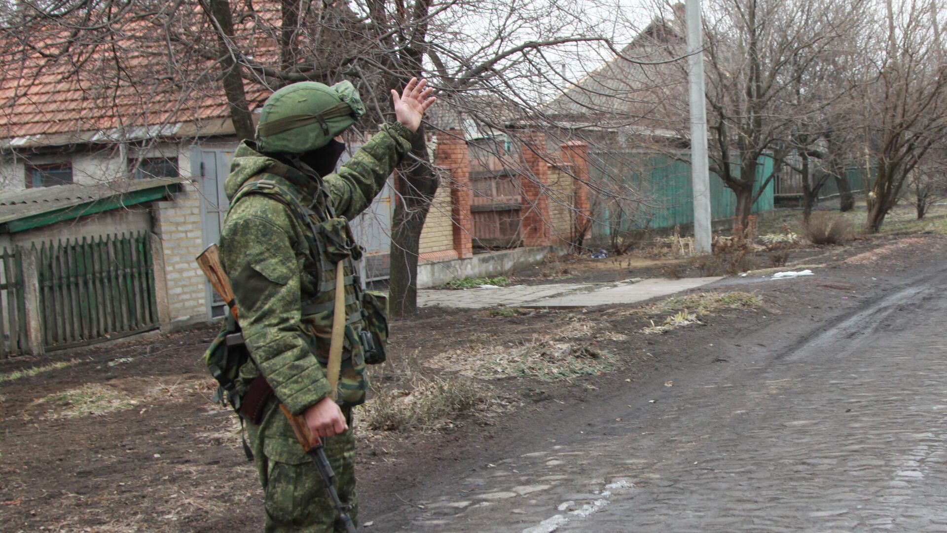 Военнослужащий армии ДНР в поселке Старомихайловка Донецкой области - РИА Новости, 1920, 13.04.2021