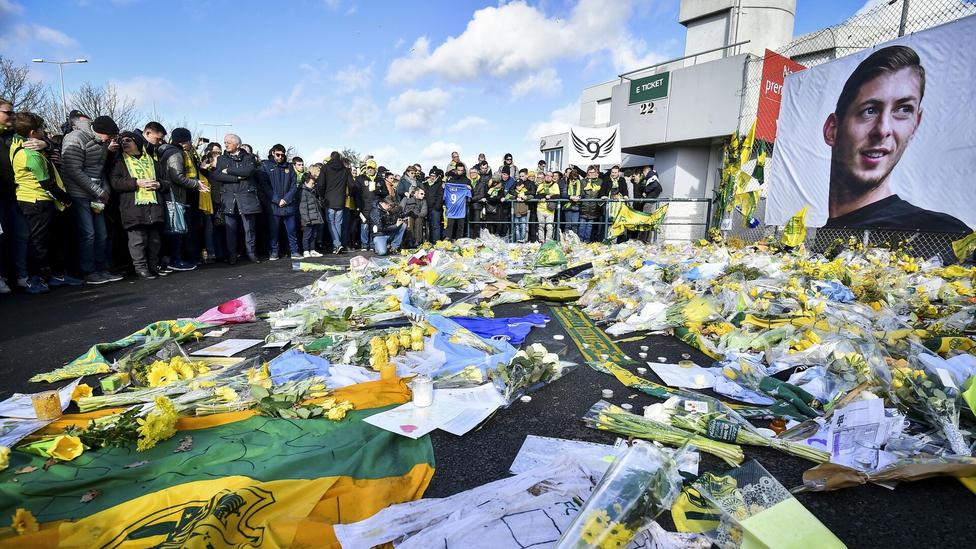 FC Nantes supporters gather in front of a portrait of late Argentinian forward Emiliano Sala to pay tribute prior to the French L1 football match between FC Nantes and Nimes Olympique at the La Beaujoire stadium in Nantes, western France on February 10, 2019. - FC Nantes football club announced on February 8, 2019 that it will freeze the #9 jersey as a tribute to Cardiff City and former Nantes footballer Emiliano Sala who died in a plane crash in the English Channel on January 21, 2019. (Photo by LOIC VENANCE / AFP) - РИА Новости, 1920, 21.01.2021