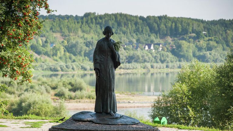 Памятник Марине Цветаевой в Тарусе