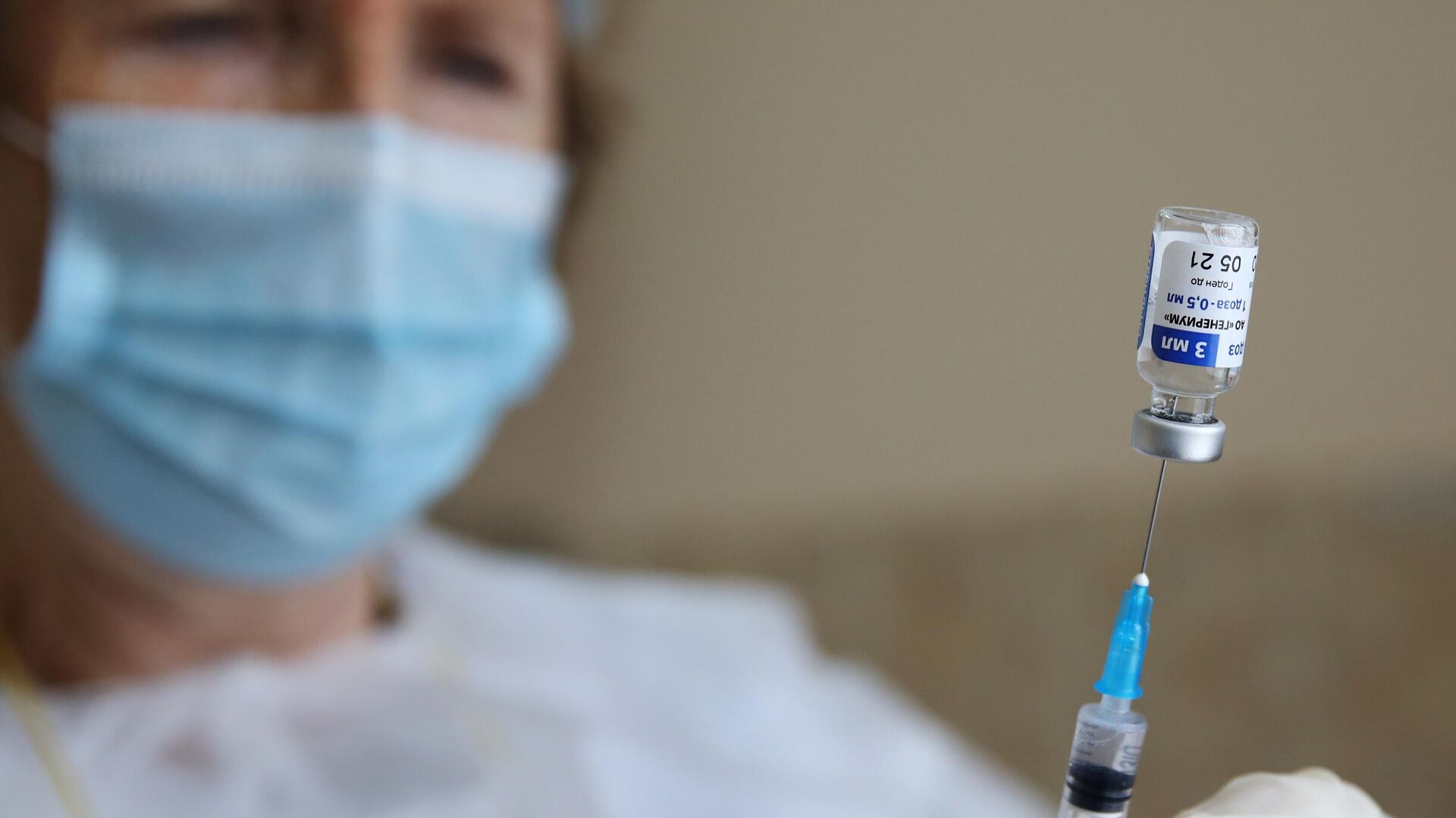 Медицинский сотрудник набирает в шприц вакцину от коронавируса Спутник-V (Гам-КОВИД-Вак) - РИА Новости, 1920, 18.02.2021