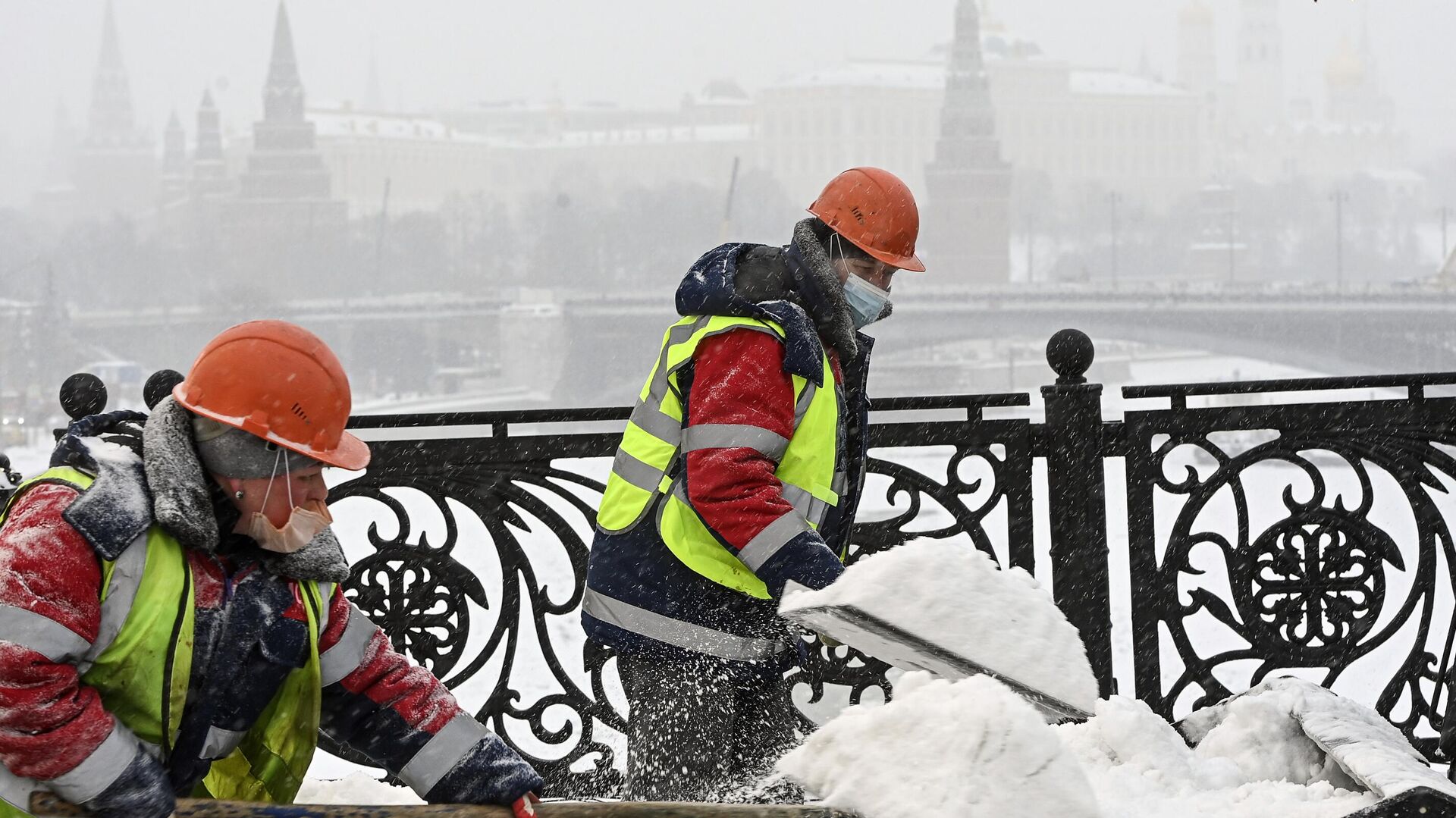 Рабочие расчищают от снега и наледи Патриарший мост в Москве - РИА Новости, 1920, 12.02.2021