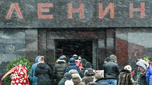 Сторонники КПРФ на церемонии возложения цветов к Мавзолею В. И. Ленина на Красной площади в Москве