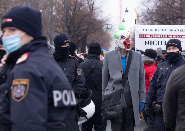 Акция против мер по борьбе с коронавирусом в Австрии