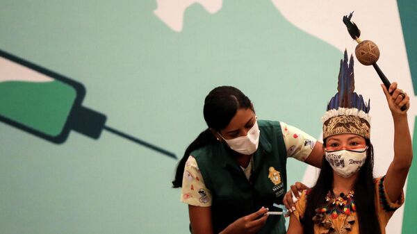 Ванда (Vanderlecia Ortega dos Santos) из племени Уитото во время прививки от коронавируса в Манаусе 