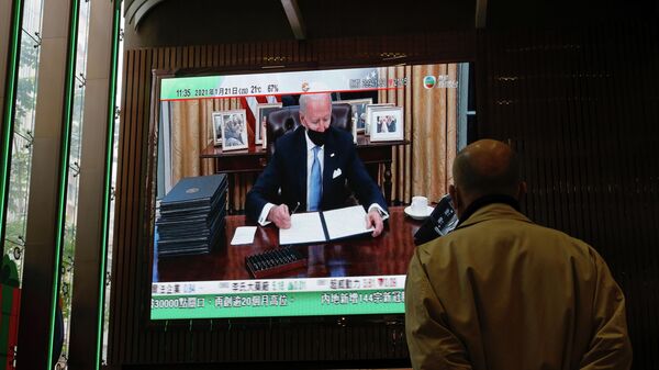Трансляция инаугурации избранного президента США Джо Байдена в Гонконге, Китай 