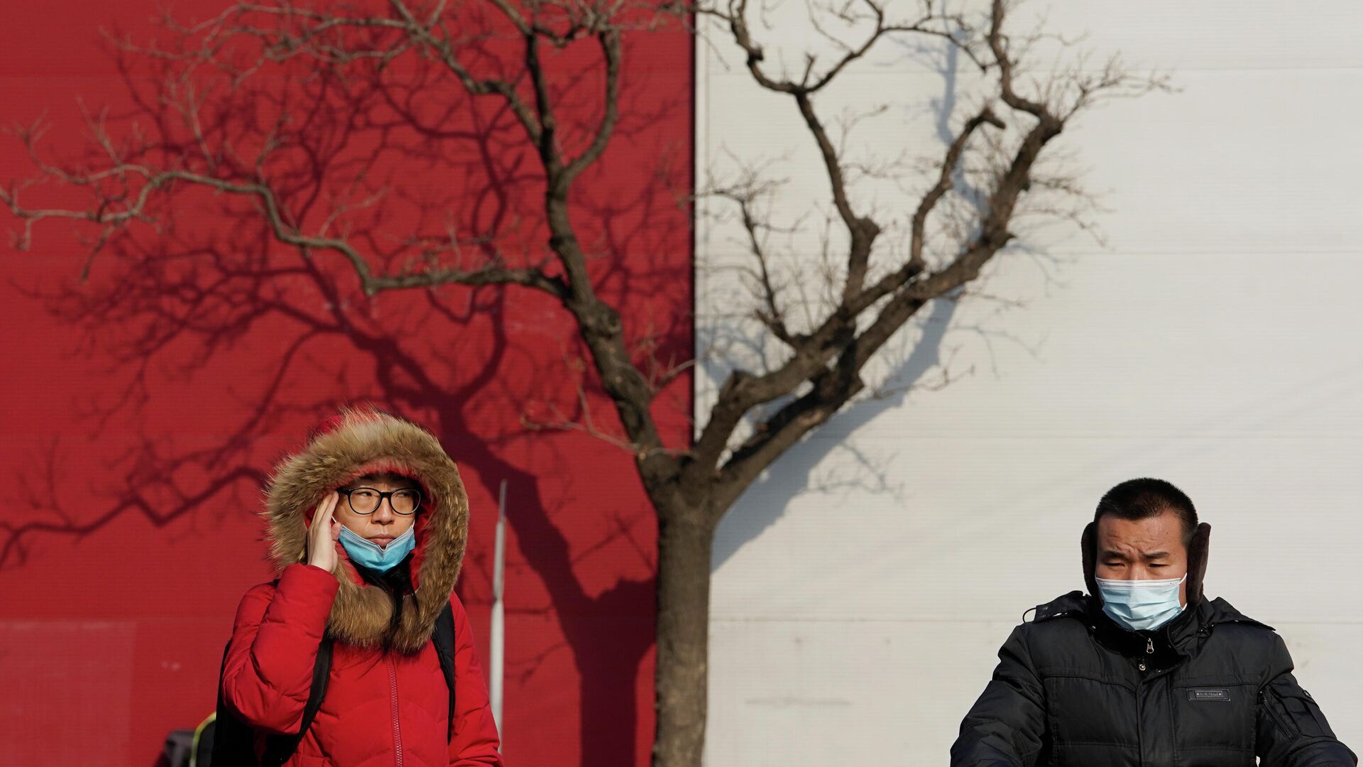 Люди в защитных масках на улице Пекина - РИА Новости, 1920, 28.01.2021
