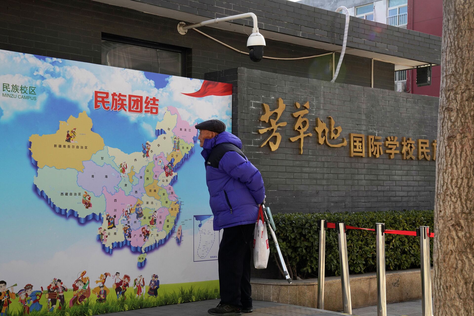Мужчина рассматривает карту Китая с изображением различных этнических групп в Пекине - РИА Новости, 1920, 21.01.2021