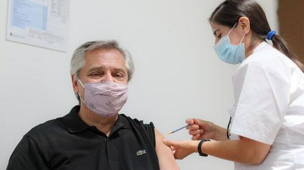 Президент Аргентины Альберто Фернандес привился от коронавируса вакциной Спутник V