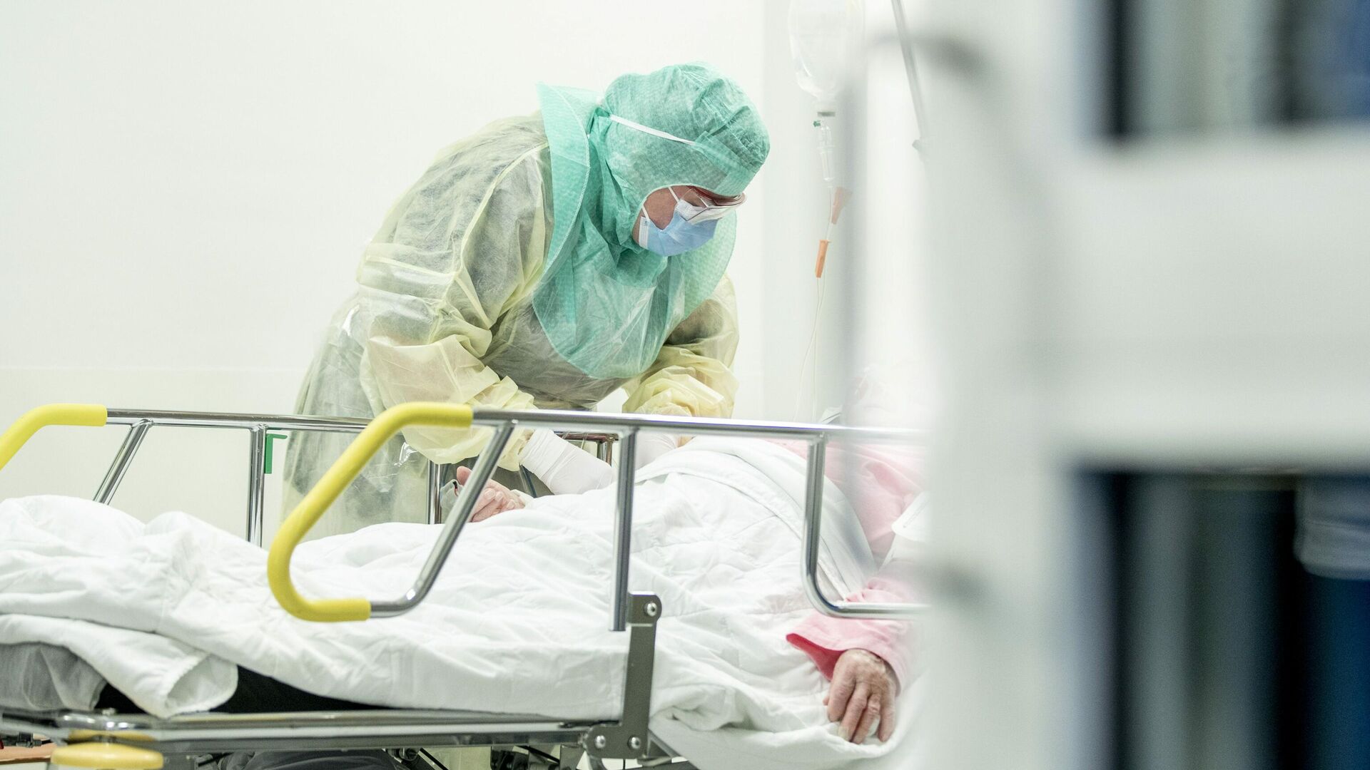 Медсестра в защитном костюме берет образец крови пациента для анализа на коронавирус Covid-19, в университетской больнице Турку - РИА Новости, 1920, 22.01.2021
