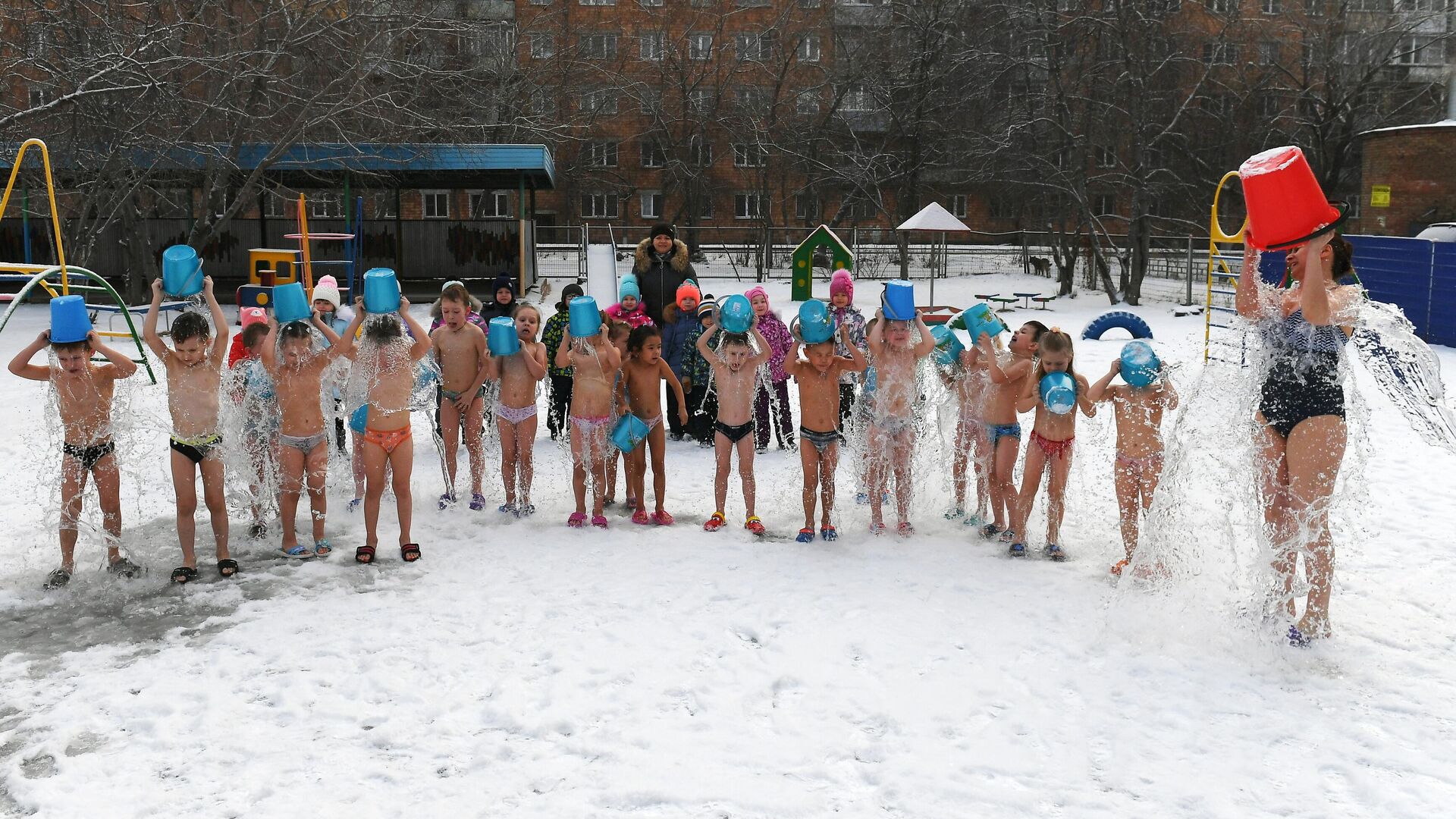 Дети обливаются холодной водой в детском саду No317 в Красноярске - РИА Новости, 1920, 22.01.2021