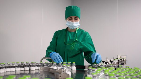 Сотрудница в цехе по производству антибиотиков и противовирусных препаратов на предприятии Фармасинтез в Иркутске