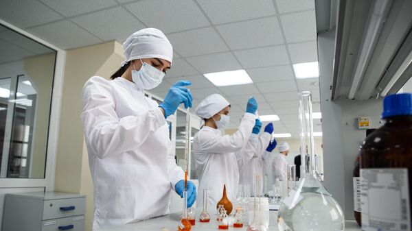 Сотрудницы в физико-химической лаборатории отдела контроля качества на предприятии Фармасинтез в Иркутске