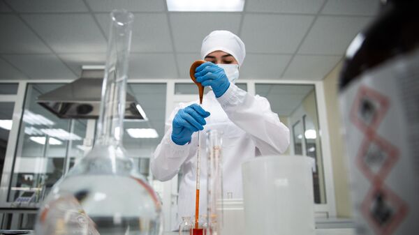 Сотрудница в физико-химической лаборатории отдела контроля качества на предприятии Фармасинтез в Иркутске