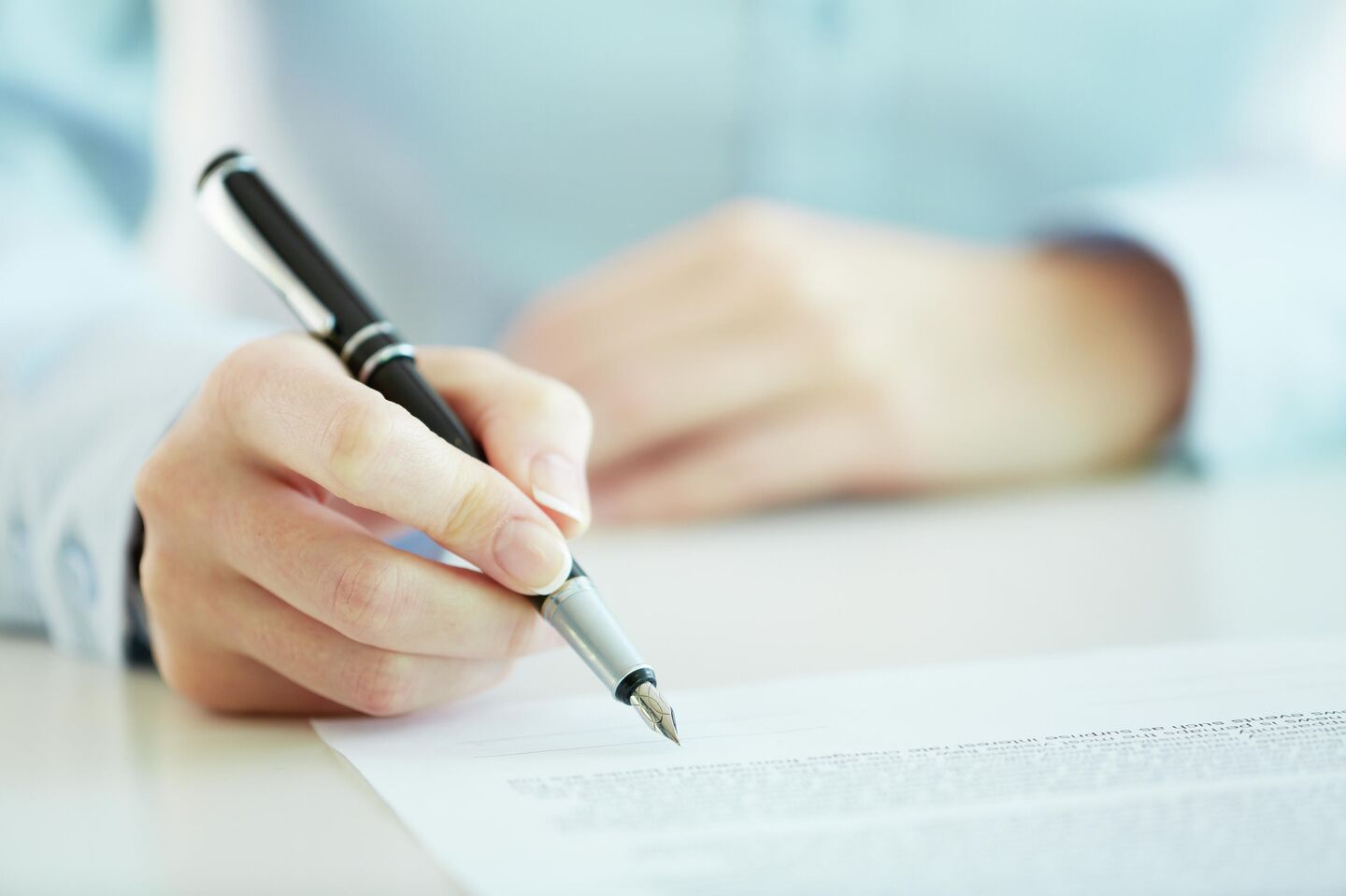 Девушка подписывает документы