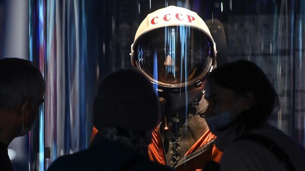 Посетители в Московском музее космонавтики на ВДНХ